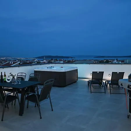 Rooftop New Castel 2023 Private Jacuzzi Apartament