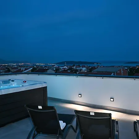 Rooftop New Castel 2023 Private Jacuzzi Kaštela